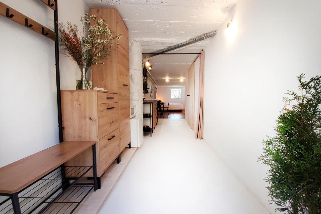 扎科帕內的住宿－OZWA - Studio One，长椅和植物的建筑物走廊