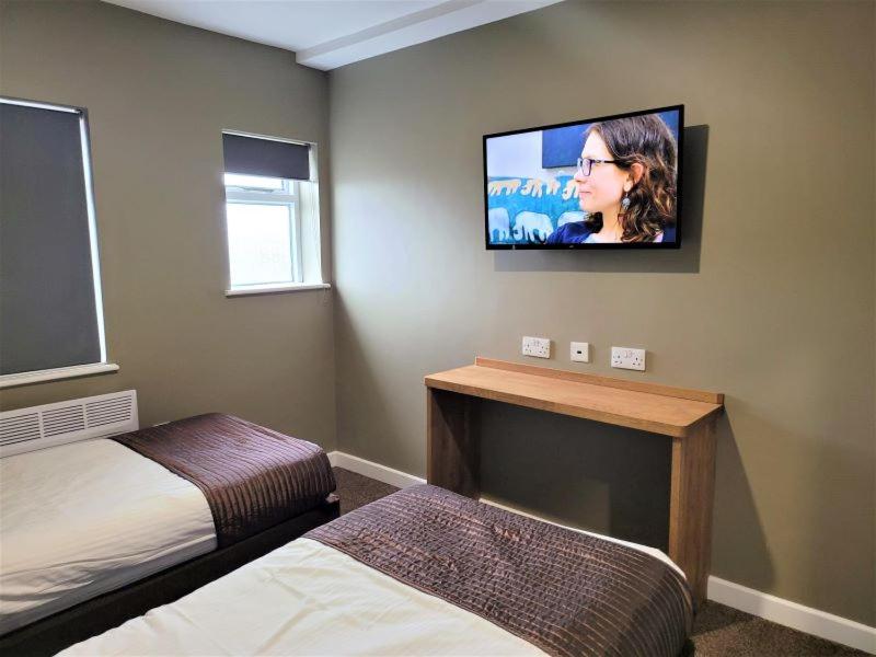 Postel nebo postele na pokoji v ubytování The Oakwood Hotel by Roomsbooked
