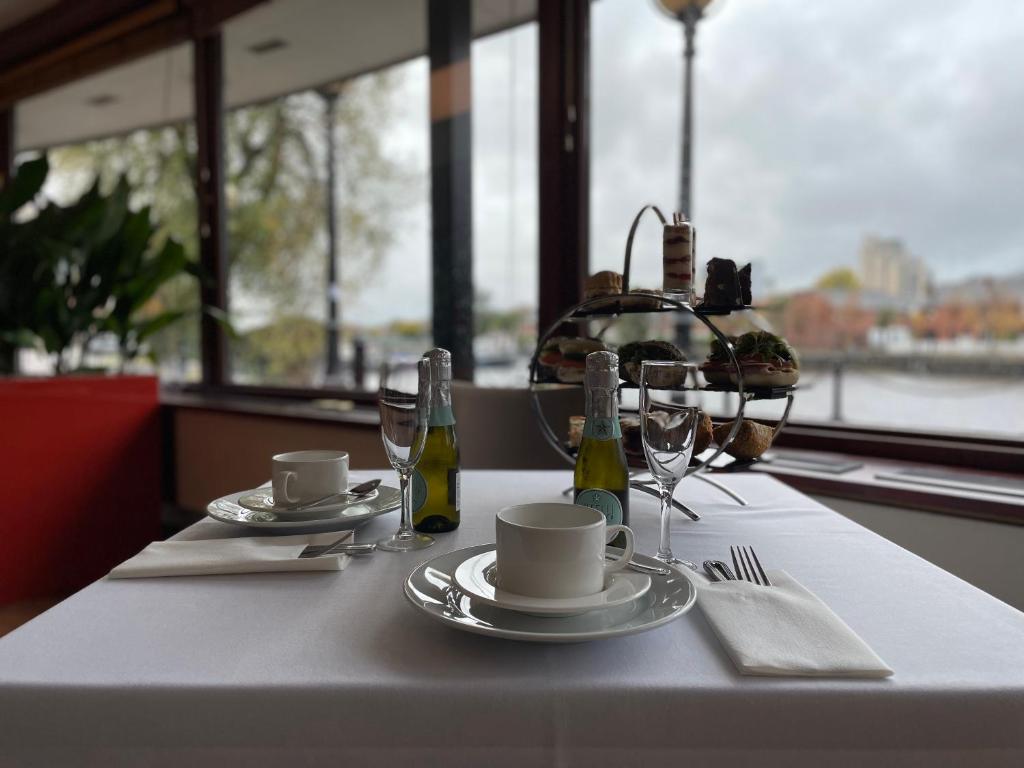 Příslušenství pro přípravu čaje a kávy v ubytování Copthorne Hotel Manchester Salford Quays