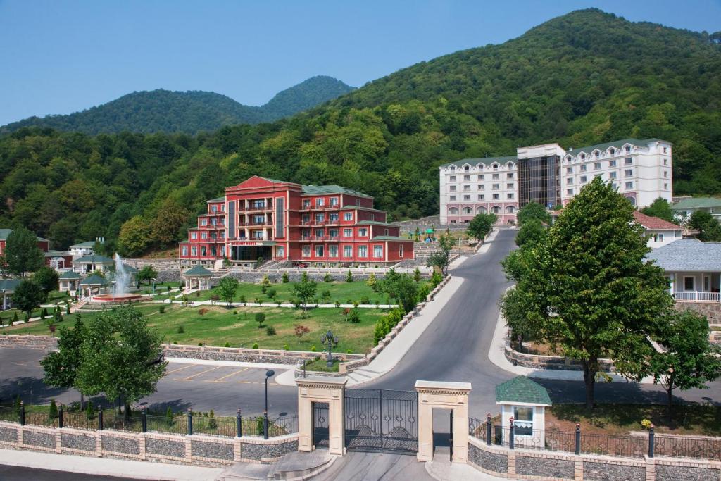 una calle en una ciudad con montañas en el fondo en Qafqaz Resort Hotel, en Gabala