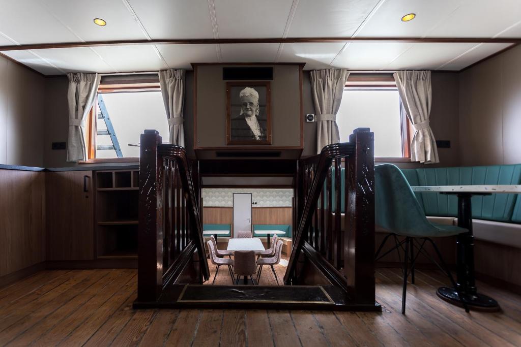 Posezení v ubytování Hotelboot Koningin Emma I Kloeg Collection