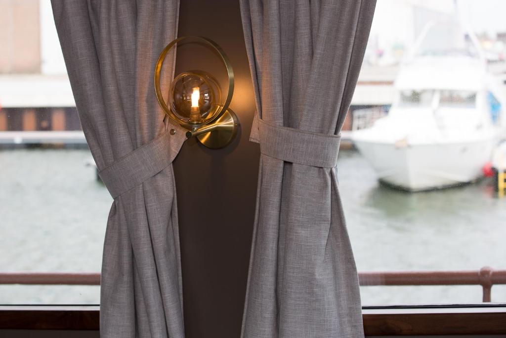 Fotografie z fotogalerie ubytování Hotelboot Koningin Emma I Kloeg Collection v destinaci Vlissingen
