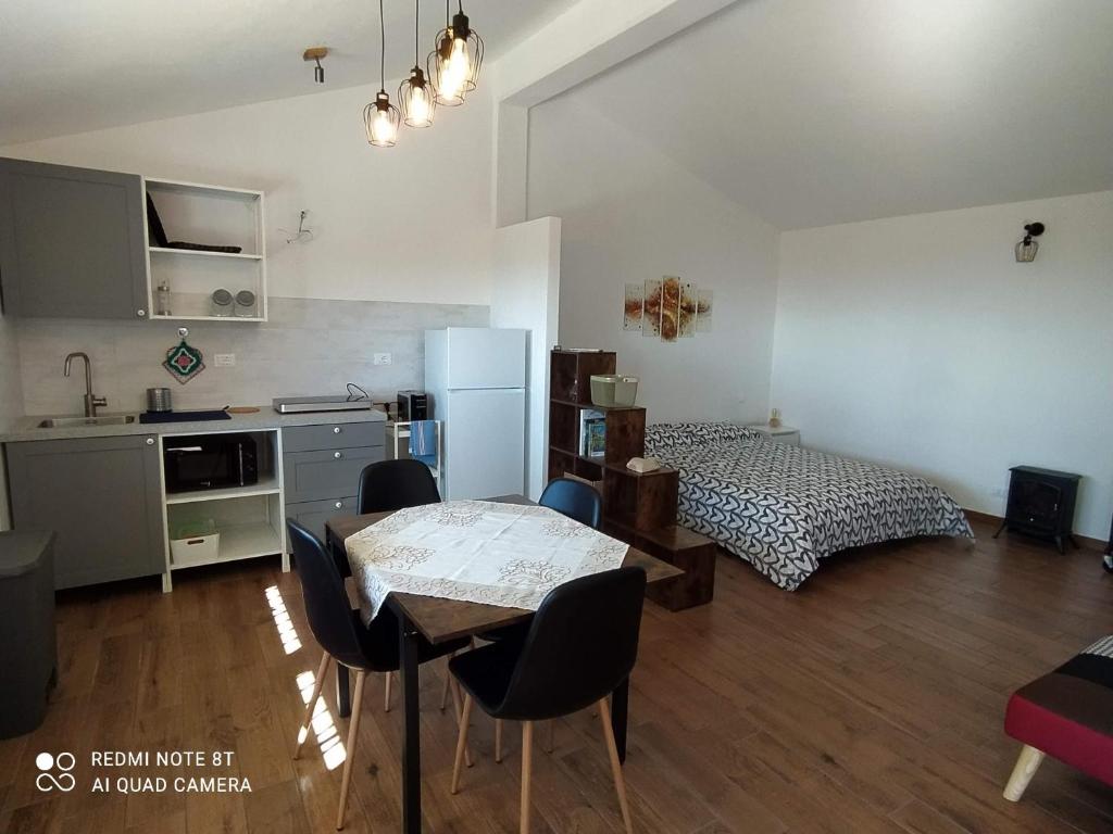 Il comprend une cuisine et une chambre avec un lit et une table. dans l'établissement Baita Sambuco, à Donato