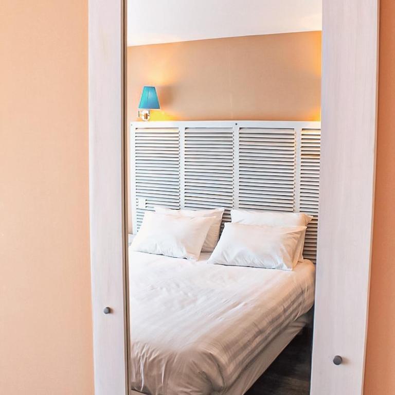Postel nebo postele na pokoji v ubytování Rives d'Or Hôtel