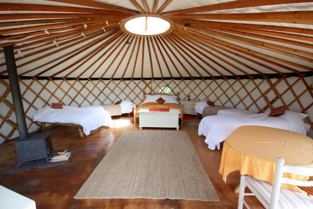 מיטה או מיטות בחדר ב-Chestnut Yurt