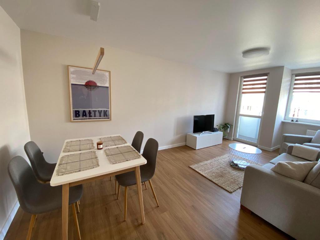 Televízia a/alebo spoločenská miestnosť v ubytovaní Apartament Narcyzowa