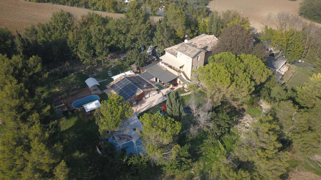 widok z góry na duży dom w lesie w obiekcie Casale Valentini w mieście Fermo