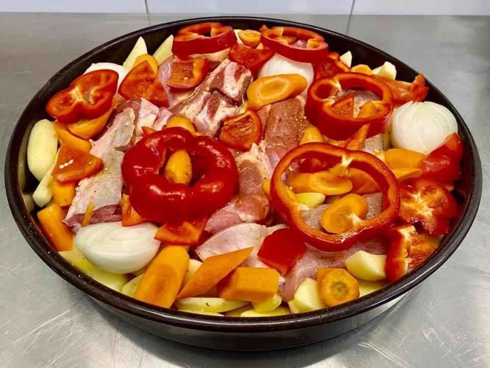 Jídlo v hostelu nebo okolí