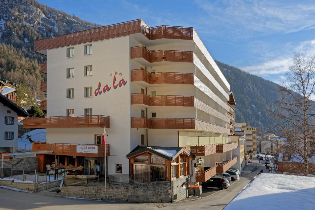 Nespecifikovaný výhled na hory nebo výhled na hory při pohledu z hotelu