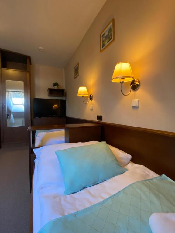 Postel nebo postele na pokoji v ubytování Zámecký Hotel Zlatý Orel