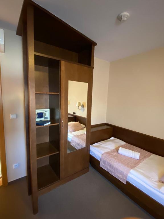 Postel nebo postele na pokoji v ubytování Zámecký Hotel Zlatý Orel