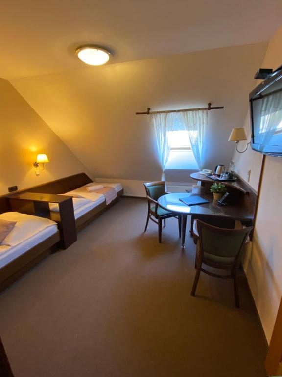 Postel nebo postele na pokoji v ubytování Zámecký Hotel Zlatý Orel