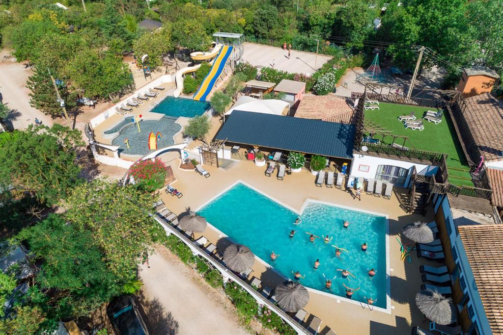 - une vue sur la piscine d'un complexe dans l'établissement Camping maeva Club Les Rivières, à Canet