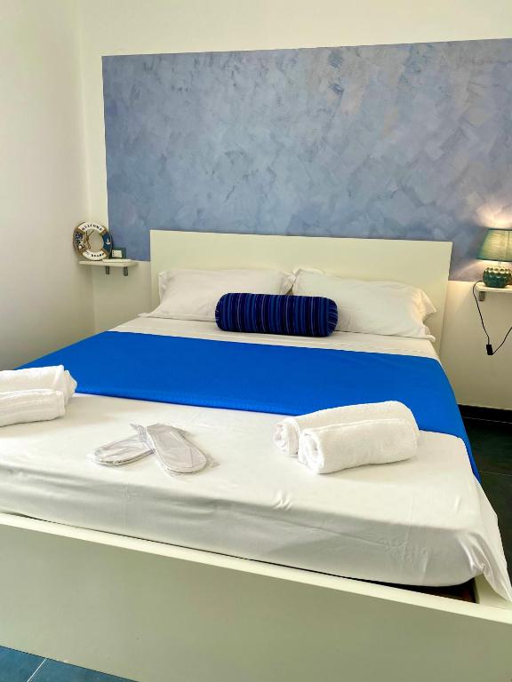 Postel nebo postele na pokoji v ubytování Sperlonga Paradise Suites 500m dal mare in estate Servizio navetta per Sperlonga centro