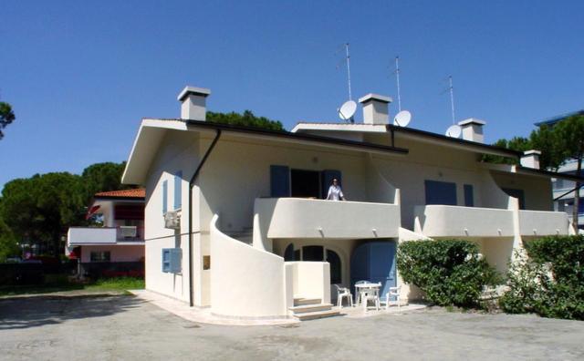 un hombre de pie en la parte superior de una casa en Flat in Lignano Riviera, en Lignano Sabbiadoro