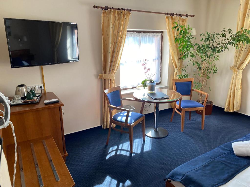 TV a/nebo společenská místnost v ubytování Zámecký Hotel Zlatý Orel