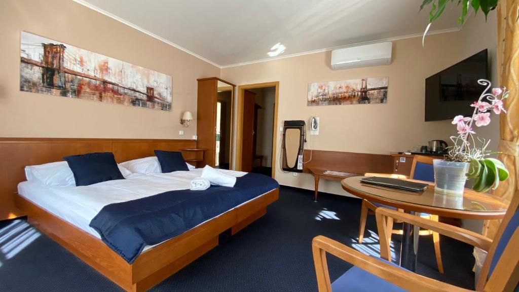 TV a/nebo společenská místnost v ubytování Zámecký Hotel Zlatý Orel