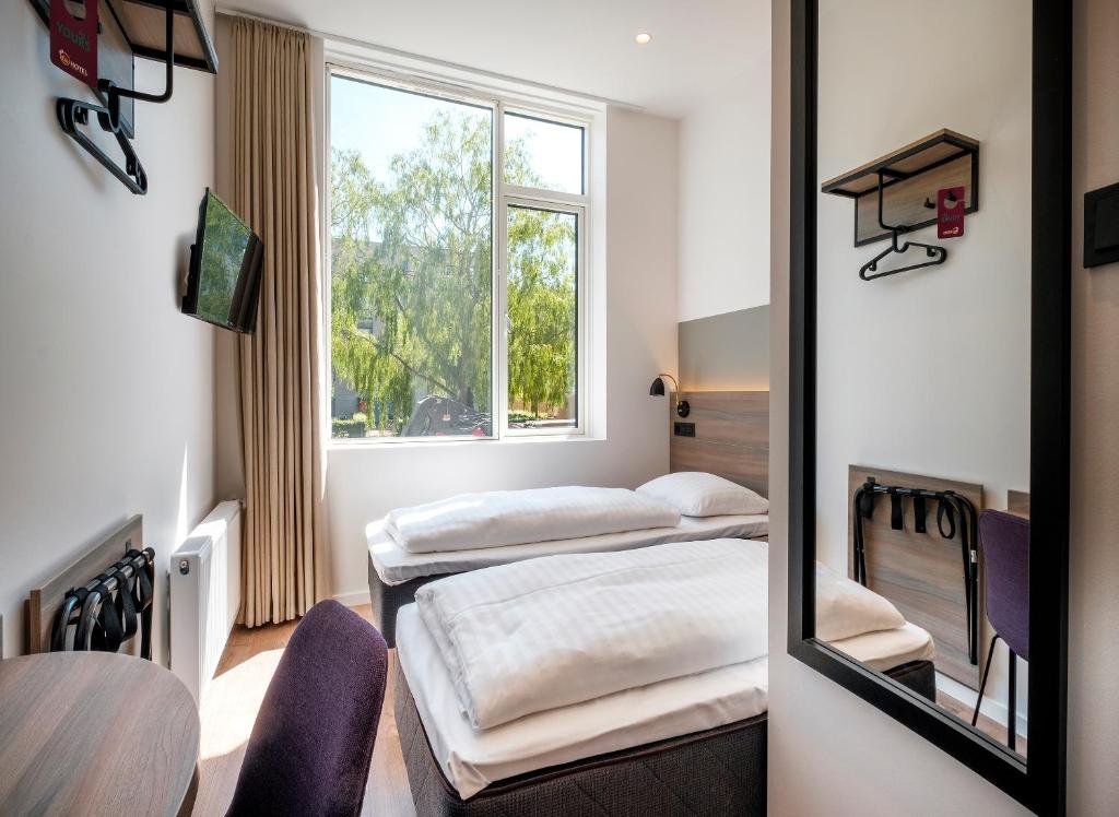 Uma cama ou camas num quarto em Go Hotel City