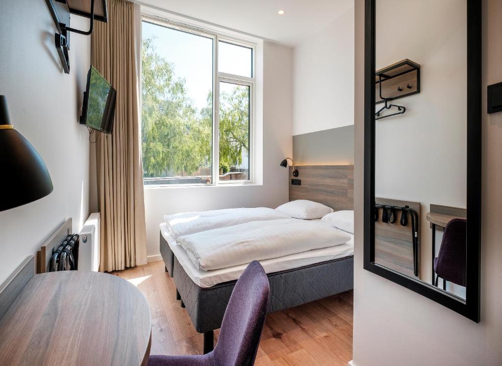 Uma cama ou camas num quarto em Go Hotel City
