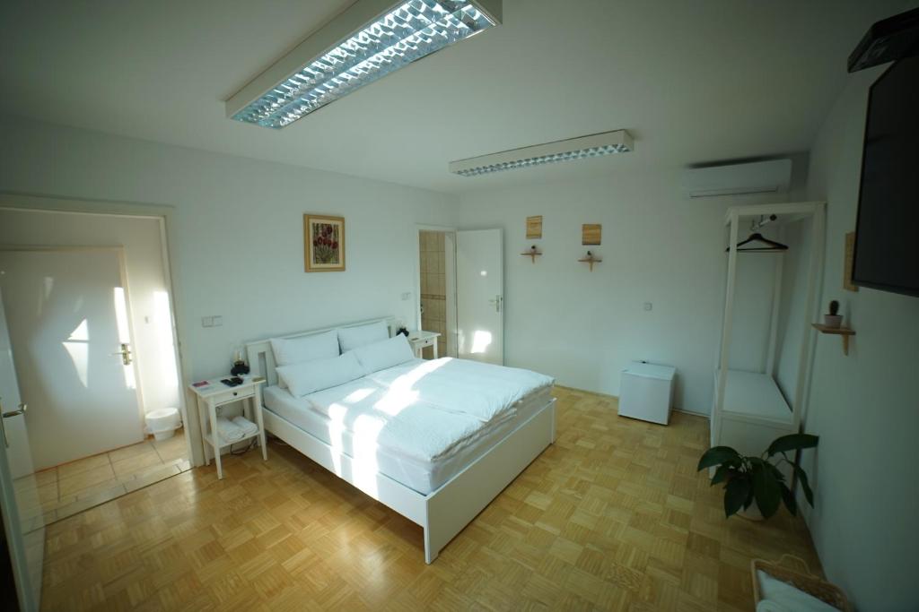 Postel nebo postele na pokoji v ubytování Sobe Proštija