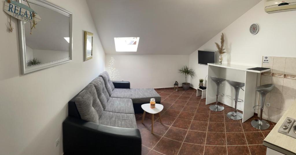 un soggiorno con divano e tavolo di Apartment Damjan a Kotor (Cattaro)
