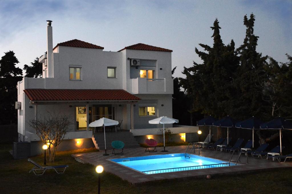 Bazén v ubytovaní Romantic Evas Cottage alebo v jeho blízkosti