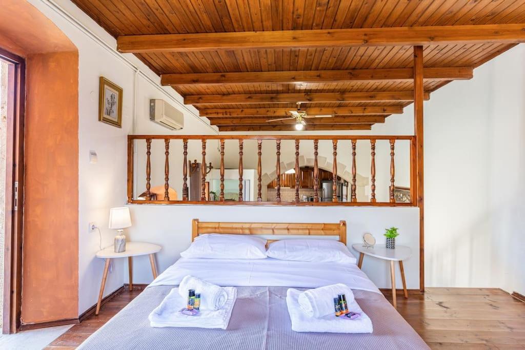 Valia's Stone House - Housity