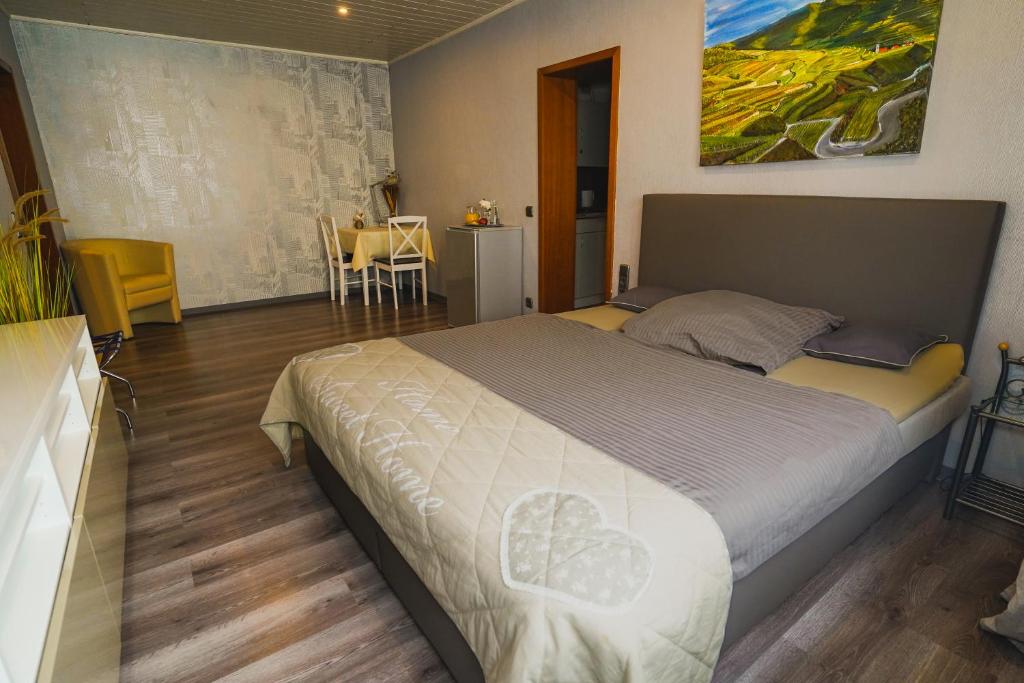 Postel nebo postele na pokoji v ubytování Gästehaus Präsenzhof