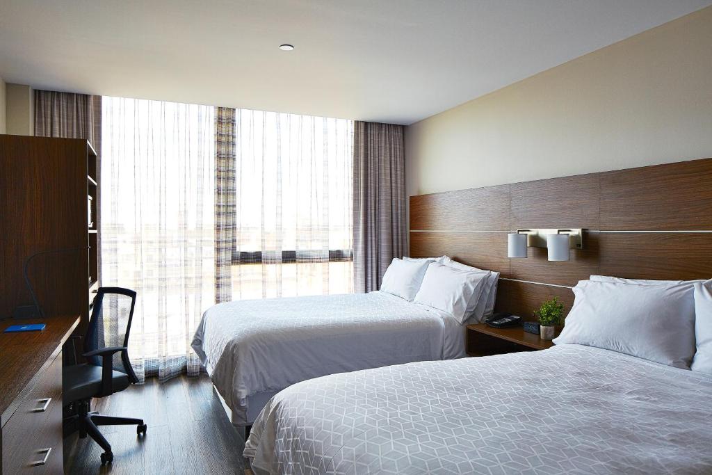 A bed or beds in a room at Holiday Inn Express - NYC Brooklyn - Sunset Park, an IHG Hotel