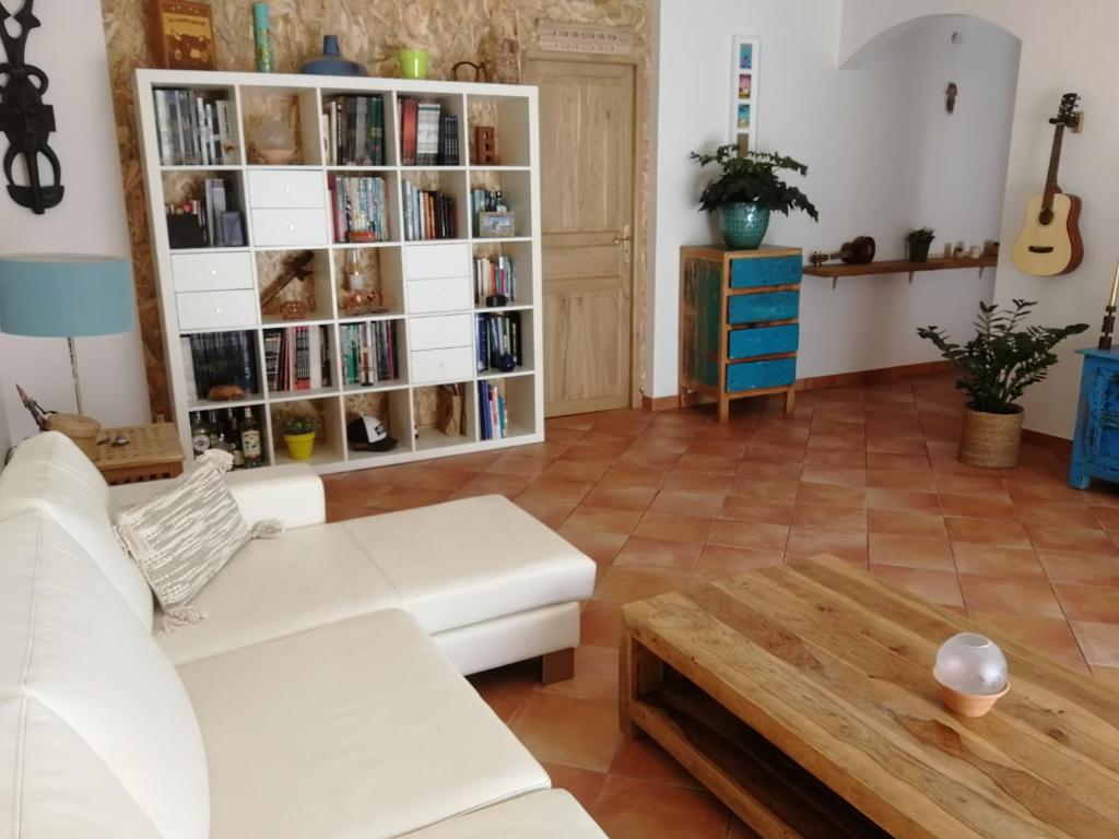 un salon avec un canapé blanc et une table dans l'établissement Bel appartement calme et proche des plages, à Hyères