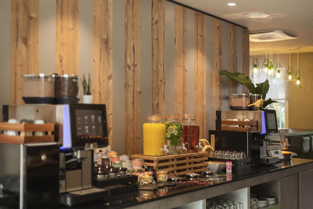 Příslušenství pro přípravu čaje a kávy v ubytování Holiday Inn - the niu, Mill Cologne Mülheim by IHG