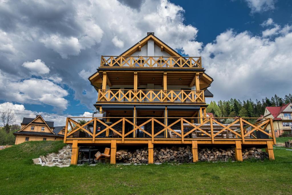 a large wooden house on top of a hill at Malinówka in Ujsoły