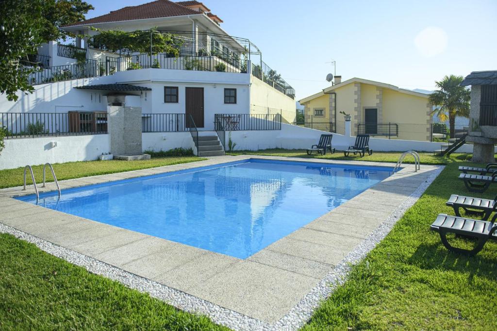 Bazén v ubytování 3 bedrooms villa with private pool enclosed garden and wifi at Amarante nebo v jeho okolí