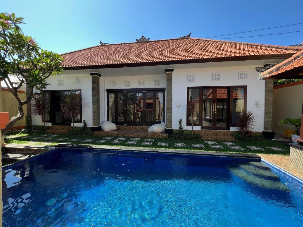 una piscina frente a una casa en Villa Margherita en Seminyak