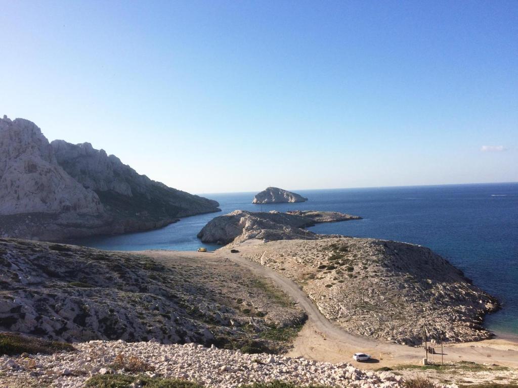un camino al costado de una montaña cerca del océano en Kaban On, en Marsella