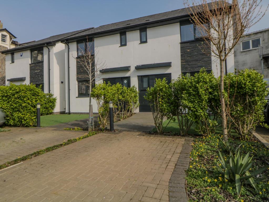 a house with a brick driveway in front of it at Driftwood in Torquay