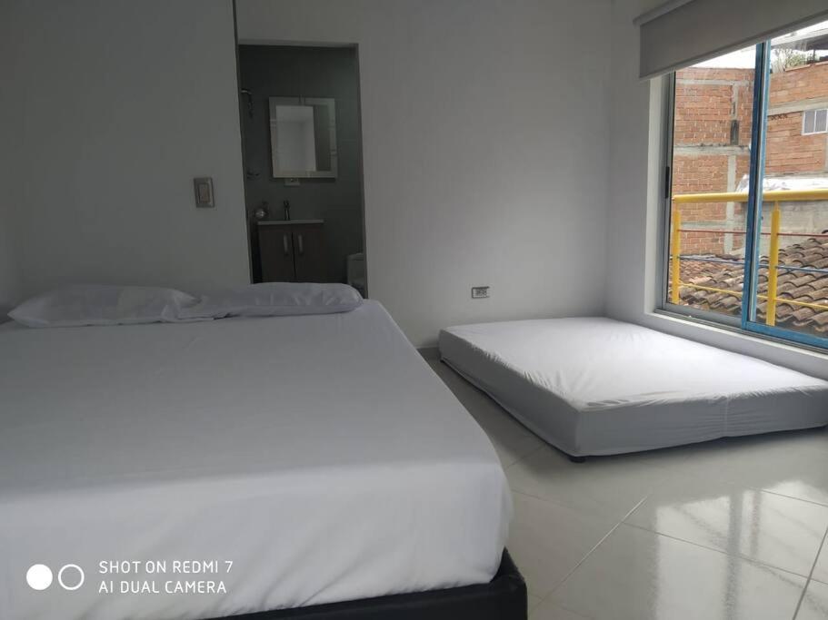 Postel nebo postele na pokoji v ubytování Apartamento Centro Guatapé, parque y embalse