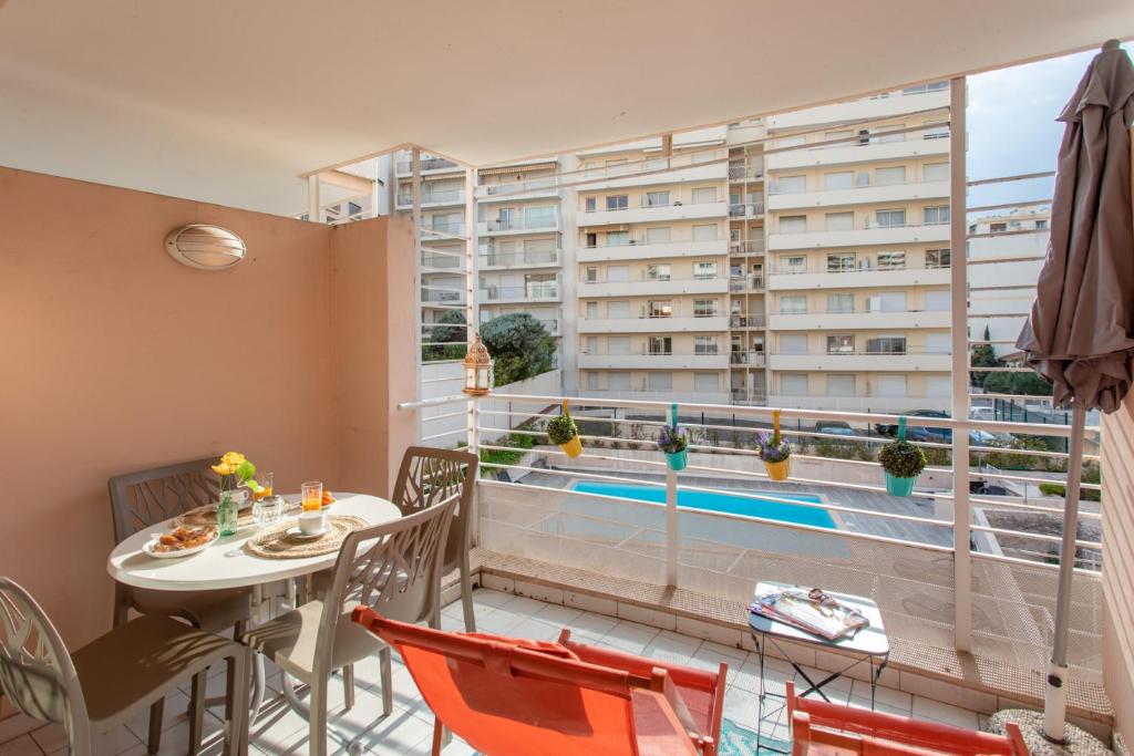 Apartamento con balcón con mesa y piscina. en C1 Clemenceau Pool Balcony Bath AC 2mins walk to sand beach, en Cannes