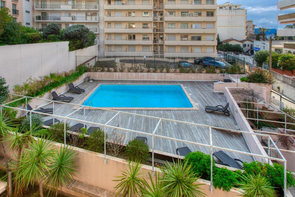 una vista aérea de una piscina en la parte superior de un edificio en C1 Clemenceau Pool Balcony Bath AC 2mins walk to sand beach, en Cannes