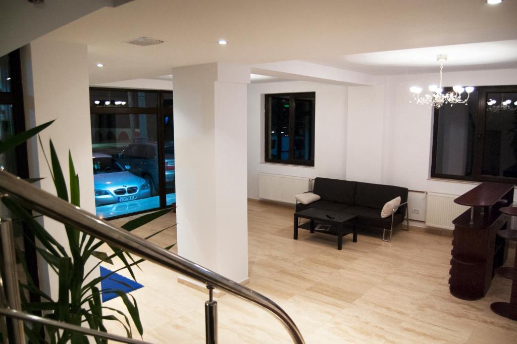 Bazén v ubytování Hotel Cristian nebo v jeho okolí