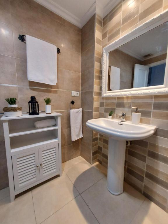 łazienka z umywalką i lustrem w obiekcie Apartamento El Capacho w mieście Torrox Costa