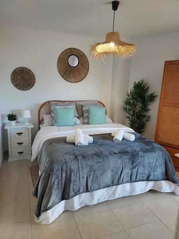 sypialnia z dużym łóżkiem z ręcznikami w obiekcie Apartamento El Capacho w mieście Torrox Costa