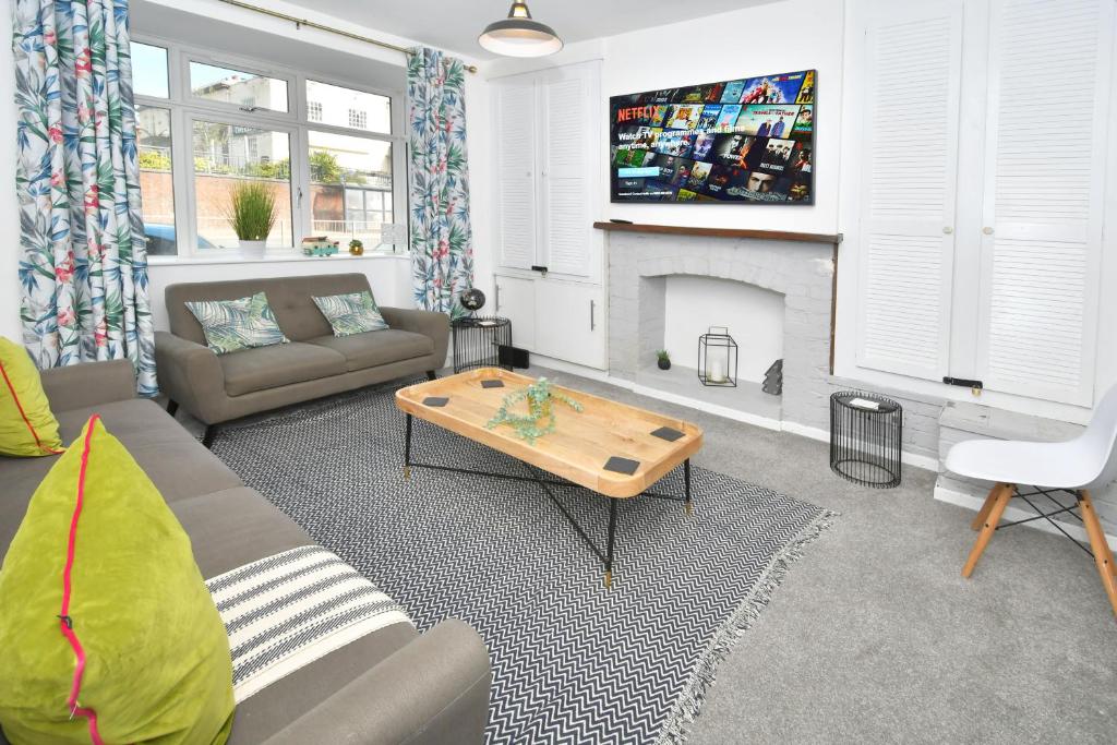 London House by YourStays - 5 Bedroom House in Newcastle-under-Lyme - Appartamento