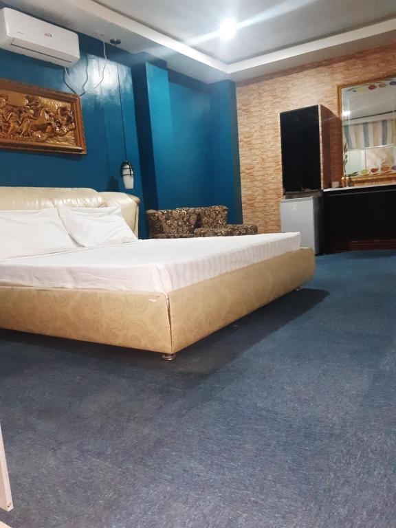 Postel nebo postele na pokoji v ubytování 999 Hotel