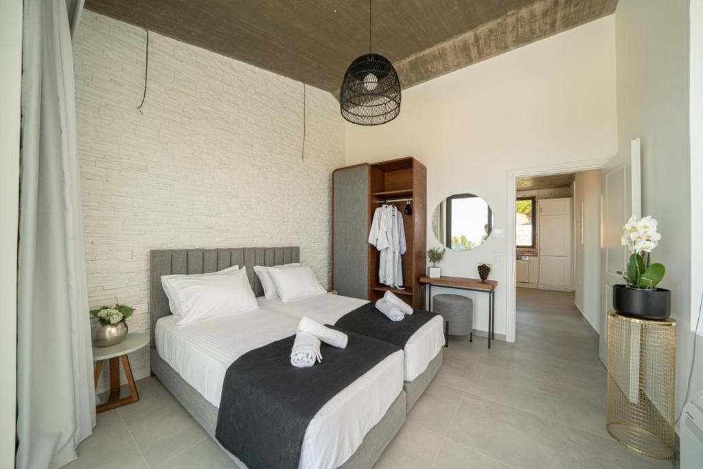 Łóżko lub łóżka w pokoju w obiekcie White Blossoms Villas