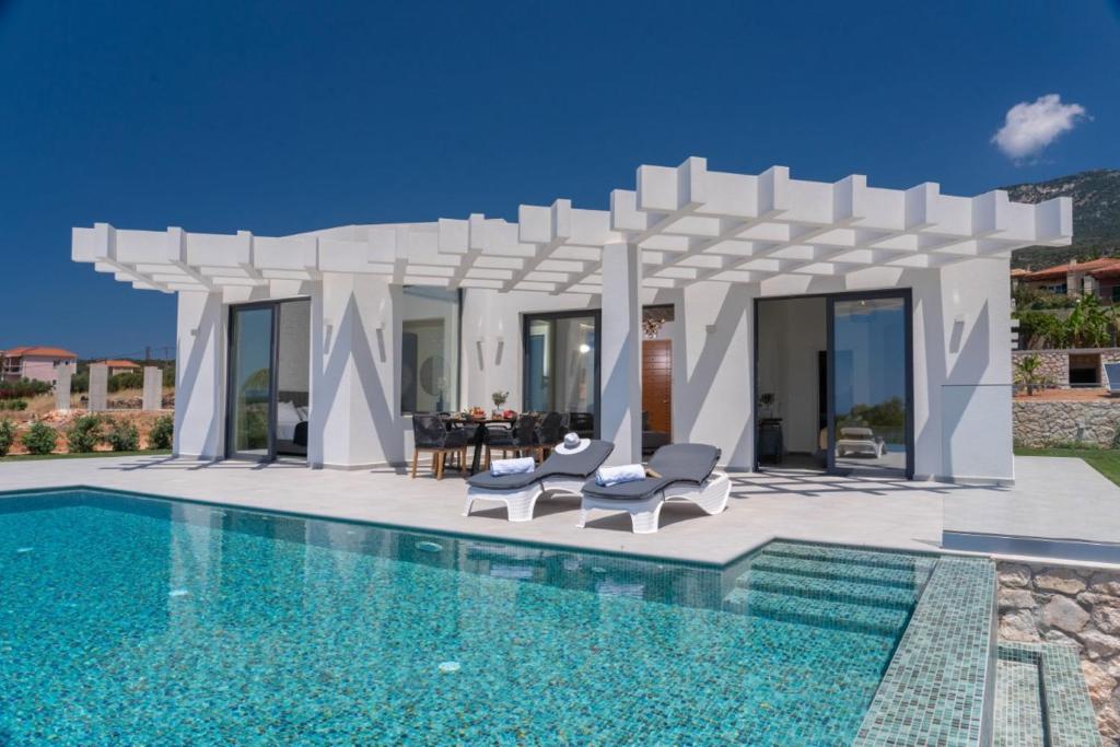 Basen w obiekcie White Blossoms Villas lub w pobliżu