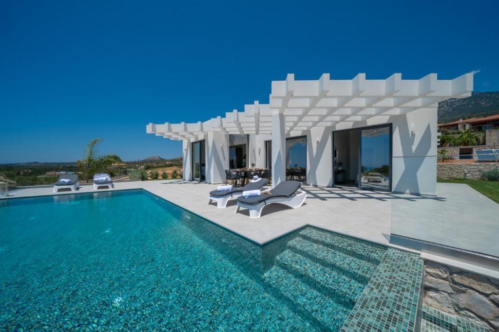 Basen w obiekcie White Blossoms Villas lub w pobliżu