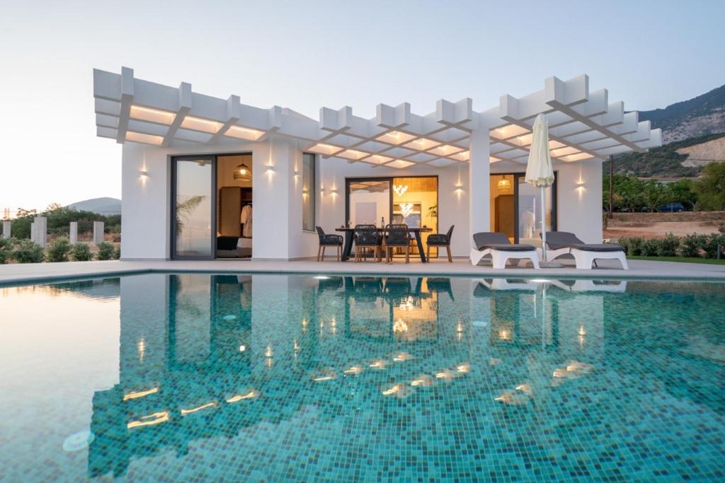 Basen w obiekcie White Blossoms Villas lub w pobliżu