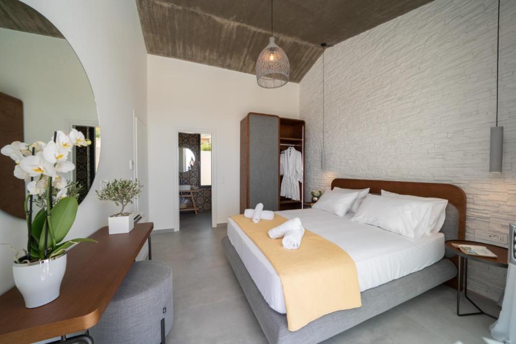 Łóżko lub łóżka w pokoju w obiekcie White Blossoms Villas