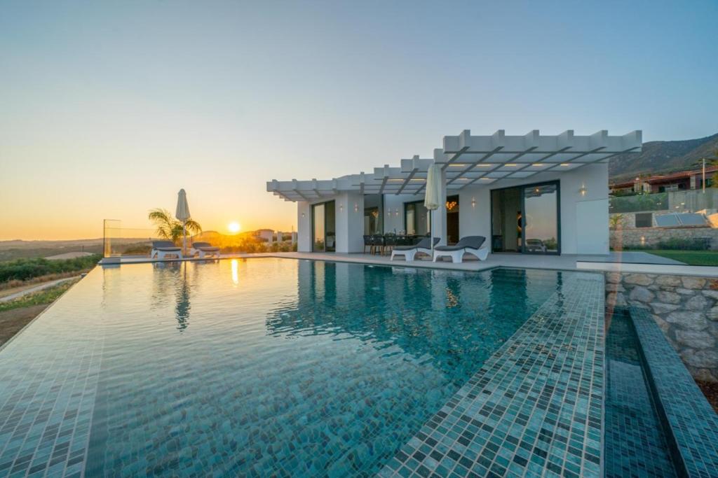 Basen w obiekcie White Blossoms Villas lub w pobliżu